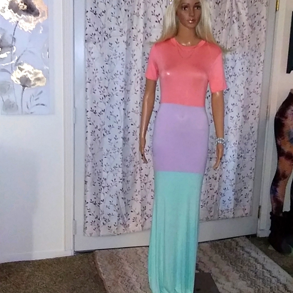Beautiful color block maxi  dress💐. Perfect for summer!